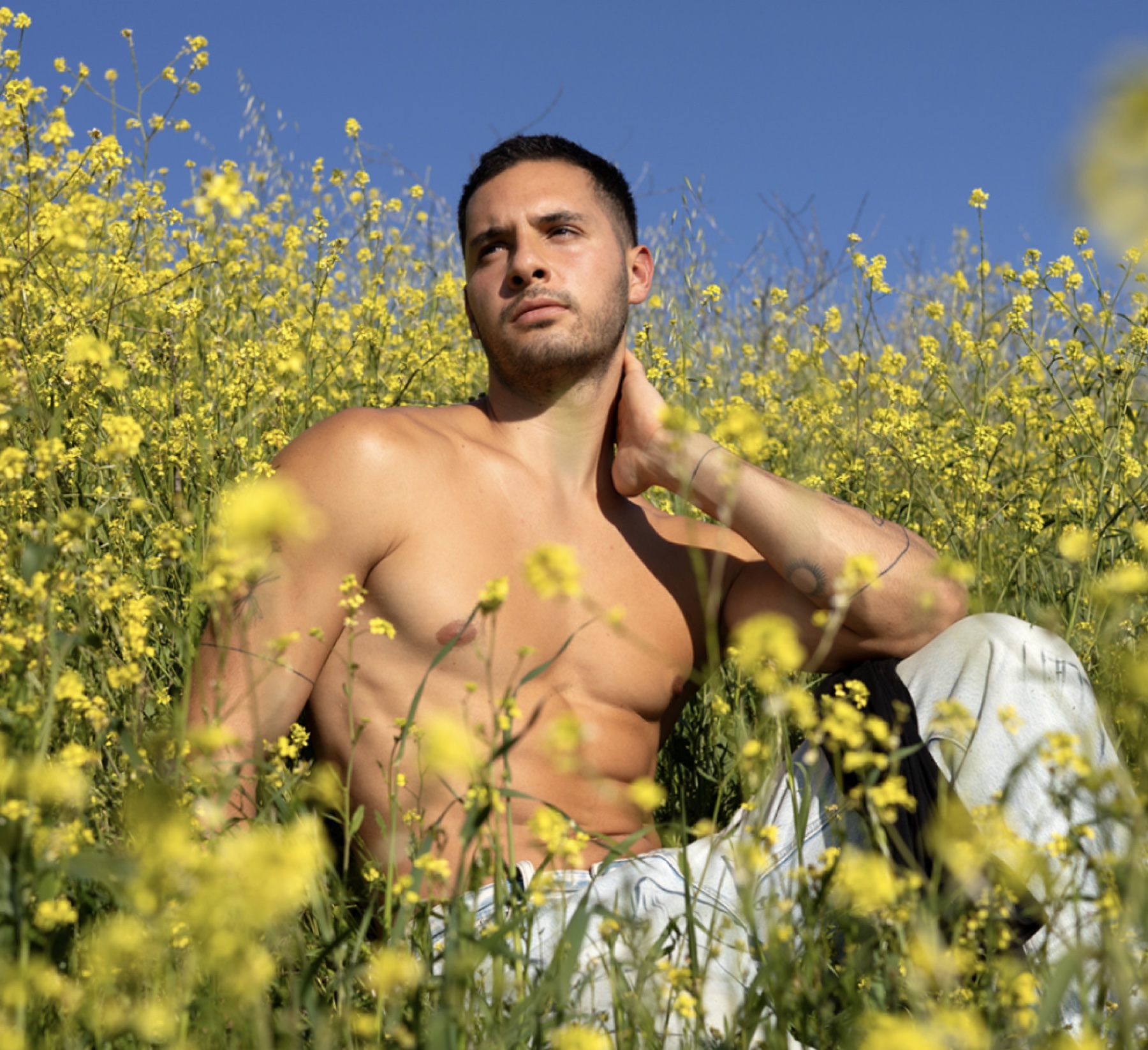 Retrato en campo de flores