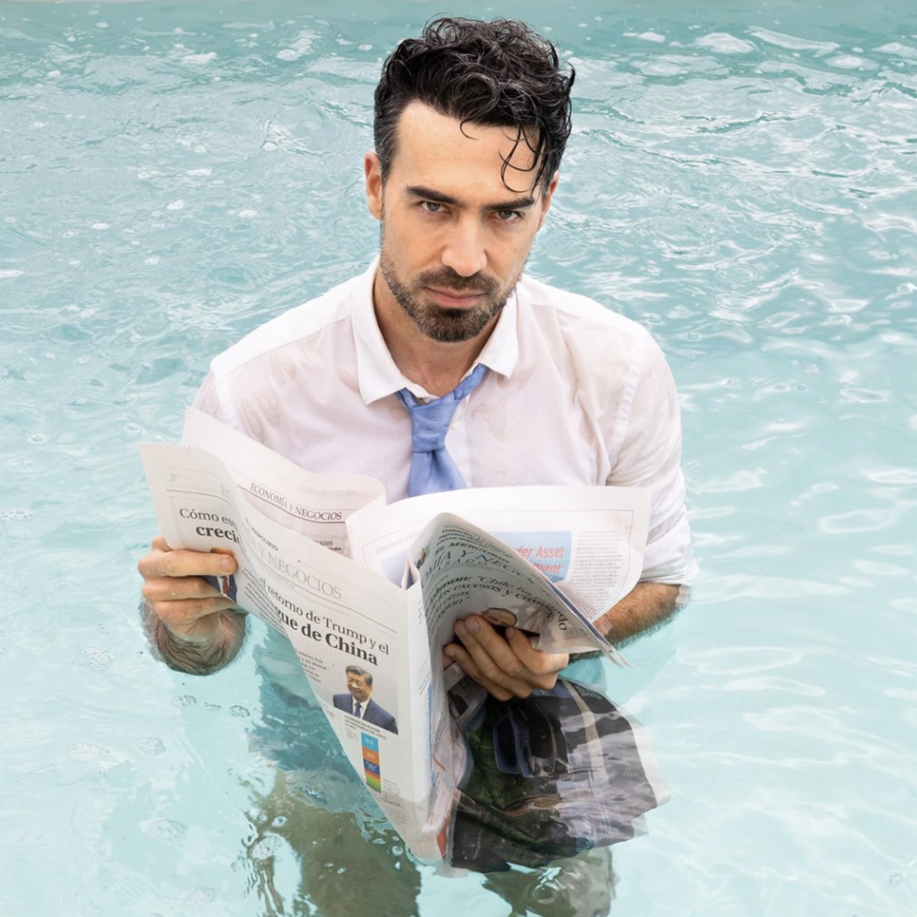 Retrato conceptual en piscina, camisa y corbata